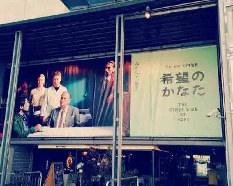映画館前にて
